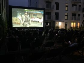 Kino letnie na Osiedlu Neonowe w Częstochowie, czyli sąsiedzka integracja pod gołym niebem!