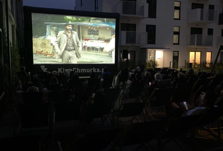 Kino letnie na Osiedlu Neonowe w Częstochowie, czyli sąsiedzka integracja pod gołym niebem!