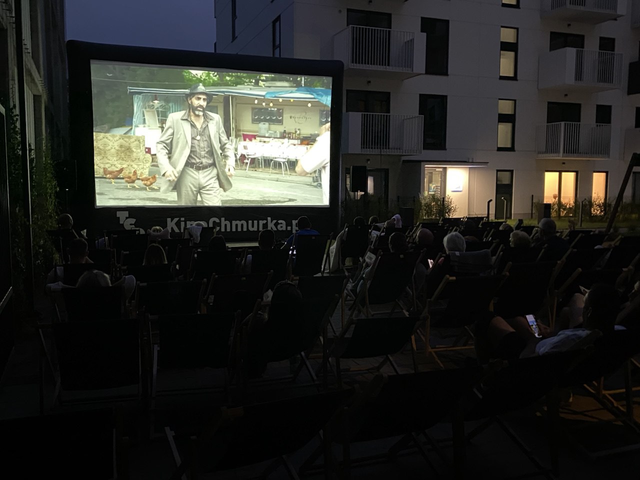 Kino letnie na Osiedlu Neonowe w Częstochowie, czyli sąsiedzka integracja pod gołym niebem!