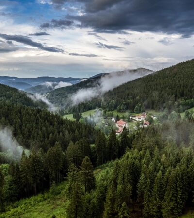 Lato pod parasolem - czyli jak pogoda zmienia sektor turystyczny w Polsce?