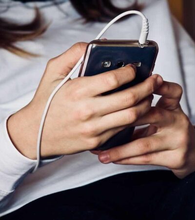 Telefony w szkole – prawo i praktyka