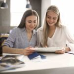 Samodzielność zaczyna się od portfela. Łukasz Paszkiewicz o edukacji finansowej dziewcząt i młodych kobiet.