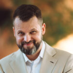 Uściskaj innych i… siebie! Dlaczego kontakt z drugim człowiekiem jest obecnie ważniejszy niż kiedykolwiek?