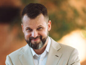 Uściskaj innych i… siebie! Dlaczego kontakt z drugim człowiekiem jest obecnie ważniejszy niż kiedykolwiek?