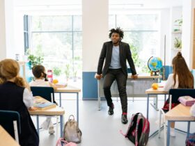 dlaczego-dzieci-ucza-sie-skuteczniej-w-ruchu-co-mowia-badania-i-obserwacje-nauczycieli