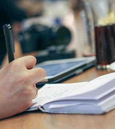 Najtańsza terapia na świecie! Długopis lepszy niż aplikacja? Jak notowanie wspiera mózg, gdy inni klikają czy scrollują?