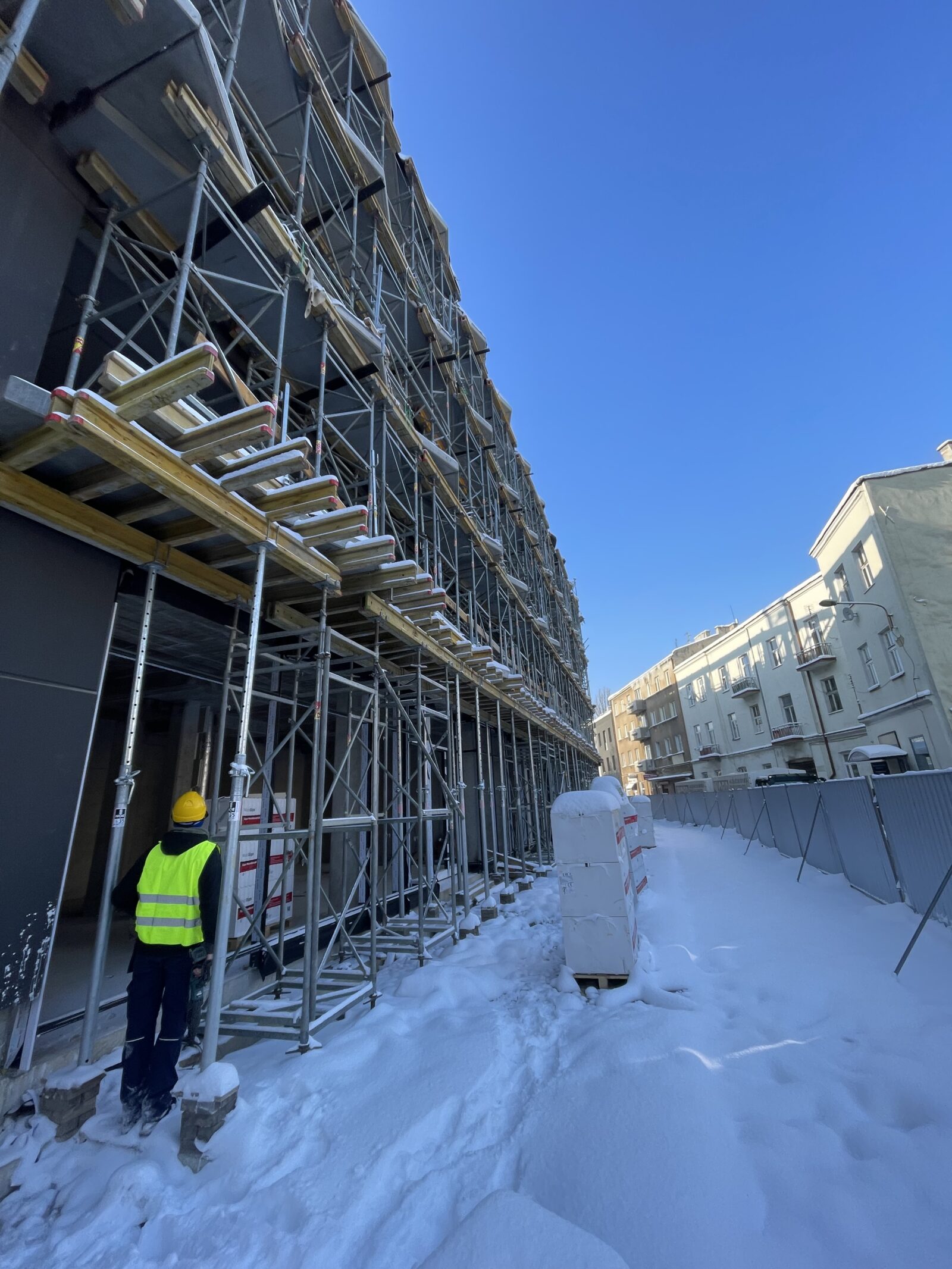 Zima nie dyktuje już warunków. Jak prefabrykacja zmienia oblicze nowoczesnego budownictwa?