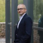 Smartfon w dłoni i… pogłębiające się kryzysy. Co dorośli przestali zauważać u dzieci?