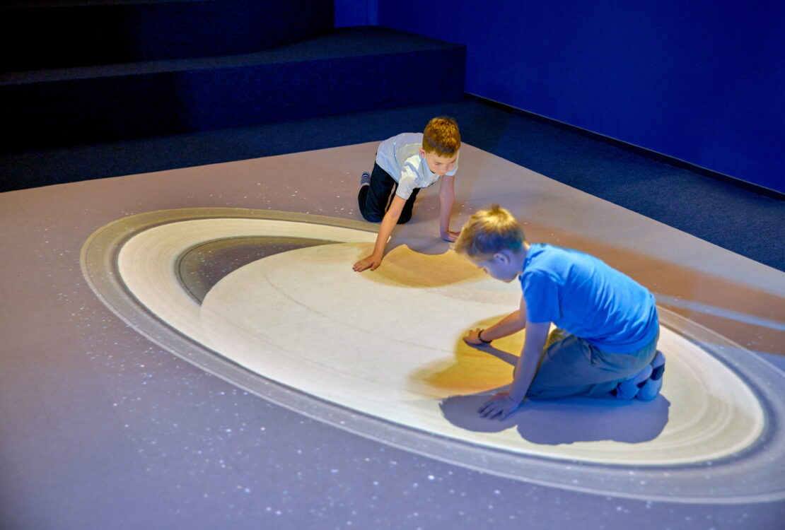 badania-potwierdzaja-polska-interaktywna-podloga-magiczny-dywan-kinebi-skutecznie-wspiera-funkcje-poznawcze-dzieci