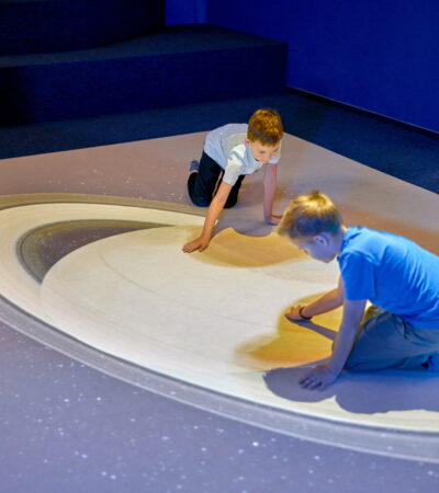 badania-potwierdzaja-polska-interaktywna-podloga-magiczny-dywan-kinebi-skutecznie-wspiera-funkcje-poznawcze-dzieci