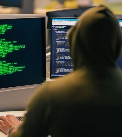 https://webgazeta.pl/falszywy-glos-prawdziwe-straty-nowa-era-cyberatakow/
