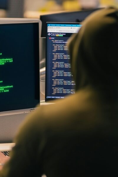 https://webgazeta.pl/falszywy-glos-prawdziwe-straty-nowa-era-cyberatakow/