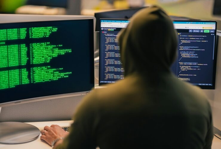 https://webgazeta.pl/falszywy-glos-prawdziwe-straty-nowa-era-cyberatakow/