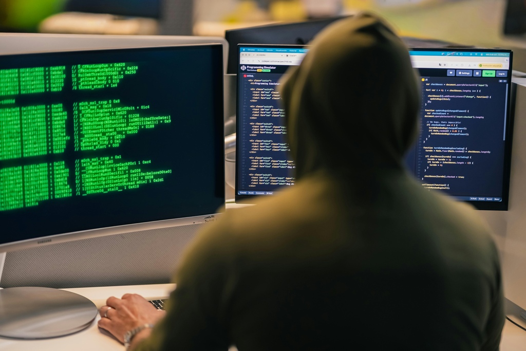 https://webgazeta.pl/falszywy-glos-prawdziwe-straty-nowa-era-cyberatakow/