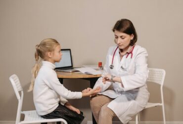 dziecko-u-lekarza-jak-oswoic-strach-przed-pobieraniem-krwi-pierwsze-doswiadczenia-ktore-zostaja-na-lata