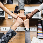Polska należy do krajów o najniższym poziomie zaangażowania pracowników w Europie. Z raportu Gallupa State of the Global Workplace 2026 wynika, że jedynie 8 proc. polskich pracowników deklaruje zaangażowanie w wykonywaną pracę. To wynik znacząco niższy od średniej europejskiej wynoszącej 12 proc. oraz światowej, która sięga 20 proc. Zanotowano spadek o 2 punkty procentowe w porównaniu z poprzednim rokiem. Jest to jeden z najniższych wskaźników w całej Europie. Globalne badania Gallupa pokazują, że zaangażowanie pracowników spada, a głównym źródłem problemu jest kryzys przywództwa i relacji menedżer - pracownik. Dane z Polski potwierdzają ten kierunek. Raport Enpulse „Zaangażowanie 2025”, wskazuje, że największymi barierami zaangażowania są problemy z komunikacją w organizacji oraz brak zaufania do decyzji podejmowanych przez kierownictwo. Raporty podkreslają kluczową rolę menedżerów w budowaniu zaangażowanych zespołów. – Same kompetencje nie wystarczą. O sukcesie zespołów coraz częściej decyduje jakość współpracy – mówi Magdalena Górecka, autorka programu rozwojowego FOCUS w ADN Akademia. – Przez lata organizacje inwestowały głównie w rozwój wiedzy, umiejętności i technologii. To ważne, ale nie wystarczające. Doświadczenie pokazuje, że źródłem większości problemów nie jest brak wiedzy czy umiejętności, ale sposób, w jaki ludzie ze sobą współpracują. – Można mieć świetnie wykwalifikowanych specjalistów i nowoczesne narzędzia, a mimo to mierzyć się z niskim zaangażowaniem, konfliktami czy problemami komunikacyjnymi. Coraz częściej obserwujemy, że źródłem spadku zaangażowania nie jest sama praca, lecz doświadczenie pracy w zespole. Gdy pojawiają się bariery komunikacyjne, niejasności czy brak poczucia wpływu, motywacja szybko maleje. Dlatego organizacje powinny rozwijać nie tylko twarde kompetencje indywidualne, ale również kompetencje współpracy, które dziś stają się kluczowym źródłem przewagi konkurencyjnej. Zaufanie jako fundament efektywnego zespołu Choć organizacje inwestują w szkolenia, technologie i rozwój kompetencji, coraz więcej liderów dostrzega, że o skuteczności zespołu decyduje nie tylko poziom wiedzy pracowników, ale również sposób, w jaki ze sobą współpracują. Brak zaufania utrudnia otwartą komunikację, ogranicza inicjatywę pracowników i prowadzi do spadku zaangażowania. – Tam, gdzie kończy się zaufanie, zaczynają się koszty organizacyjne – podkreśla Magdalena Górecka. – Zaufanie jest fundamentem każdej efektywnej współpracy, ponieważ tworzy przestrzeń do otwartej komunikacji, wymiany pomysłów i konstruktywnego rozwiązywania problemów. Gdy ludzie ufają nawzajem sobie oraz swojemu liderowi, chętniej dzielą się opiniami, zgłaszają ryzyka, biorą odpowiedzialność i angażują się w realizację wspólnych celów. Brak zaufania uruchamia natomiast mechanizmy obronne. Pracownicy zaczynają skupiać się na ochronie własnej pozycji, unikają trudnych rozmów, ograniczają inicjatywę i niechętnie przyznają się do błędów. W efekcie spada jakość współpracy, wydłuża się proces podejmowania decyzji, a organizacja traci zdolność do szybkiego reagowania na zmiany. – W pracy zespołowej zaufanie nie jest miękkim dodatkiem do biznesu, lecz warunkiem skutecznej współpracy i osiągania trwałych wyników. To właśnie ono pozwala budować kulturę, w której ludzie działają razem, a nie obok siebie – dodaje ekspertka. Efektywność zaczyna się od współpracy Nawet najbardziej kompetentni pracownicy nie osiągną pełni swojego potencjału, jeśli funkcjonują w środowisku, w którym brakuje otwartości, poczucia wspólnego celu czy odpowiedzialności za wyniki zespołu. Coraz więcej organizacji poszukuje dziś metod, które pomagają diagnozować źródła problemów we współpracy i przekładać je na konkretne działania rozwojowe. Jednym z takich narzędzi jest model FOCUS, opracowany przez ADN Akademia. Wspiera on liderów i zespoły w pracy nad pięcioma kluczowymi obszarami współpracy: zaufaniem, otwartością, zaangażowaniem, odpowiedzialnością i orientacją na wyniki. – Zaangażowanie nie pojawia się przez przypadek. Jest efektem świadomie budowanej kultury współpracy – podkreśla Magdalena Górecka. – Budowanie efektywnego zespołu nie wymaga od liderów rewolucji. Największą różnicę przynoszą często codzienne działania: jasne komunikowanie oczekiwań, regularny dialog z zespołem, otwartość na informację zwrotną i konsekwentne budowanie odpowiedzialności za wspólne cele. Ważnym krokiem jest także wzmacnianie poczucia wspólnego celu. Ludzie angażują się znacznie bardziej wtedy, gdy rozumieją, dlaczego wykonują określone zadania i jaki mają wpływ na wyniki całej organizacji. Kluczowe jest również budowanie odpowiedzialności poprzez jasne oczekiwania, przejrzyste zasady współpracy oraz wspólne ustalanie zobowiązań. Odpowiedzialność polega na tworzeniu środowiska, w którym każdy wie, za co odpowiada i ma realny wpływ na rezultat. – Trwała poprawa efektywności zespołu pojawia się wtedy, gdy lider świadomie rozwija wszystkie obszary współpracy – zaufanie, otwartość, zaangażowanie, odpowiedzialność i orientację na wyniki. Wówczas zespół nie tylko osiąga lepsze rezultaty, ale również staje się bardziej odporny na zmiany i wyzwania biznesowe – podsumowuje Magdalena Górecka. Organizacje, które świadomie rozwijają kulturę współpracy, budują przewagę nie tylko w obszarze wyników biznesowych, ale również retencji pracowników, odporności na zmiany oraz zdolności do realizacji długoterminowych celów. W świecie, w którym kompetencje techniczne coraz szybciej się dezaktualizują, to właśnie jakość współpracy, poziom zaufania i zdolność do wspólnego działania stają się jednym z najważniejszych źródeł przewagi konkurencyjnej organizacji.