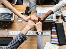 Polska należy do krajów o najniższym poziomie zaangażowania pracowników w Europie. Z raportu Gallupa State of the Global Workplace 2026 wynika, że jedynie 8 proc. polskich pracowników deklaruje zaangażowanie w wykonywaną pracę. To wynik znacząco niższy od średniej europejskiej wynoszącej 12 proc. oraz światowej, która sięga 20 proc. Zanotowano spadek o 2 punkty procentowe w porównaniu z poprzednim rokiem. Jest to jeden z najniższych wskaźników w całej Europie. Globalne badania Gallupa pokazują, że zaangażowanie pracowników spada, a głównym źródłem problemu jest kryzys przywództwa i relacji menedżer - pracownik. Dane z Polski potwierdzają ten kierunek. Raport Enpulse „Zaangażowanie 2025”, wskazuje, że największymi barierami zaangażowania są problemy z komunikacją w organizacji oraz brak zaufania do decyzji podejmowanych przez kierownictwo. Raporty podkreslają kluczową rolę menedżerów w budowaniu zaangażowanych zespołów. – Same kompetencje nie wystarczą. O sukcesie zespołów coraz częściej decyduje jakość współpracy – mówi Magdalena Górecka, autorka programu rozwojowego FOCUS w ADN Akademia. – Przez lata organizacje inwestowały głównie w rozwój wiedzy, umiejętności i technologii. To ważne, ale nie wystarczające. Doświadczenie pokazuje, że źródłem większości problemów nie jest brak wiedzy czy umiejętności, ale sposób, w jaki ludzie ze sobą współpracują. – Można mieć świetnie wykwalifikowanych specjalistów i nowoczesne narzędzia, a mimo to mierzyć się z niskim zaangażowaniem, konfliktami czy problemami komunikacyjnymi. Coraz częściej obserwujemy, że źródłem spadku zaangażowania nie jest sama praca, lecz doświadczenie pracy w zespole. Gdy pojawiają się bariery komunikacyjne, niejasności czy brak poczucia wpływu, motywacja szybko maleje. Dlatego organizacje powinny rozwijać nie tylko twarde kompetencje indywidualne, ale również kompetencje współpracy, które dziś stają się kluczowym źródłem przewagi konkurencyjnej. Zaufanie jako fundament efektywnego zespołu Choć organizacje inwestują w szkolenia, technologie i rozwój kompetencji, coraz więcej liderów dostrzega, że o skuteczności zespołu decyduje nie tylko poziom wiedzy pracowników, ale również sposób, w jaki ze sobą współpracują. Brak zaufania utrudnia otwartą komunikację, ogranicza inicjatywę pracowników i prowadzi do spadku zaangażowania. – Tam, gdzie kończy się zaufanie, zaczynają się koszty organizacyjne – podkreśla Magdalena Górecka. – Zaufanie jest fundamentem każdej efektywnej współpracy, ponieważ tworzy przestrzeń do otwartej komunikacji, wymiany pomysłów i konstruktywnego rozwiązywania problemów. Gdy ludzie ufają nawzajem sobie oraz swojemu liderowi, chętniej dzielą się opiniami, zgłaszają ryzyka, biorą odpowiedzialność i angażują się w realizację wspólnych celów. Brak zaufania uruchamia natomiast mechanizmy obronne. Pracownicy zaczynają skupiać się na ochronie własnej pozycji, unikają trudnych rozmów, ograniczają inicjatywę i niechętnie przyznają się do błędów. W efekcie spada jakość współpracy, wydłuża się proces podejmowania decyzji, a organizacja traci zdolność do szybkiego reagowania na zmiany. – W pracy zespołowej zaufanie nie jest miękkim dodatkiem do biznesu, lecz warunkiem skutecznej współpracy i osiągania trwałych wyników. To właśnie ono pozwala budować kulturę, w której ludzie działają razem, a nie obok siebie – dodaje ekspertka. Efektywność zaczyna się od współpracy Nawet najbardziej kompetentni pracownicy nie osiągną pełni swojego potencjału, jeśli funkcjonują w środowisku, w którym brakuje otwartości, poczucia wspólnego celu czy odpowiedzialności za wyniki zespołu. Coraz więcej organizacji poszukuje dziś metod, które pomagają diagnozować źródła problemów we współpracy i przekładać je na konkretne działania rozwojowe. Jednym z takich narzędzi jest model FOCUS, opracowany przez ADN Akademia. Wspiera on liderów i zespoły w pracy nad pięcioma kluczowymi obszarami współpracy: zaufaniem, otwartością, zaangażowaniem, odpowiedzialnością i orientacją na wyniki. – Zaangażowanie nie pojawia się przez przypadek. Jest efektem świadomie budowanej kultury współpracy – podkreśla Magdalena Górecka. – Budowanie efektywnego zespołu nie wymaga od liderów rewolucji. Największą różnicę przynoszą często codzienne działania: jasne komunikowanie oczekiwań, regularny dialog z zespołem, otwartość na informację zwrotną i konsekwentne budowanie odpowiedzialności za wspólne cele. Ważnym krokiem jest także wzmacnianie poczucia wspólnego celu. Ludzie angażują się znacznie bardziej wtedy, gdy rozumieją, dlaczego wykonują określone zadania i jaki mają wpływ na wyniki całej organizacji. Kluczowe jest również budowanie odpowiedzialności poprzez jasne oczekiwania, przejrzyste zasady współpracy oraz wspólne ustalanie zobowiązań. Odpowiedzialność polega na tworzeniu środowiska, w którym każdy wie, za co odpowiada i ma realny wpływ na rezultat. – Trwała poprawa efektywności zespołu pojawia się wtedy, gdy lider świadomie rozwija wszystkie obszary współpracy – zaufanie, otwartość, zaangażowanie, odpowiedzialność i orientację na wyniki. Wówczas zespół nie tylko osiąga lepsze rezultaty, ale również staje się bardziej odporny na zmiany i wyzwania biznesowe – podsumowuje Magdalena Górecka. Organizacje, które świadomie rozwijają kulturę współpracy, budują przewagę nie tylko w obszarze wyników biznesowych, ale również retencji pracowników, odporności na zmiany oraz zdolności do realizacji długoterminowych celów. W świecie, w którym kompetencje techniczne coraz szybciej się dezaktualizują, to właśnie jakość współpracy, poziom zaufania i zdolność do wspólnego działania stają się jednym z najważniejszych źródeł przewagi konkurencyjnej organizacji.