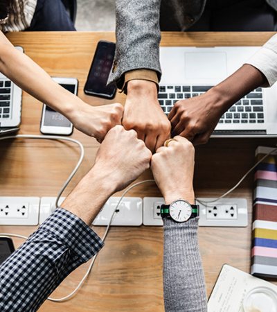 Polska należy do krajów o najniższym poziomie zaangażowania pracowników w Europie. Z raportu Gallupa State of the Global Workplace 2026 wynika, że jedynie 8 proc. polskich pracowników deklaruje zaangażowanie w wykonywaną pracę. To wynik znacząco niższy od średniej europejskiej wynoszącej 12 proc. oraz światowej, która sięga 20 proc. Zanotowano spadek o 2 punkty procentowe w porównaniu z poprzednim rokiem. Jest to jeden z najniższych wskaźników w całej Europie. Globalne badania Gallupa pokazują, że zaangażowanie pracowników spada, a głównym źródłem problemu jest kryzys przywództwa i relacji menedżer - pracownik. Dane z Polski potwierdzają ten kierunek. Raport Enpulse „Zaangażowanie 2025”, wskazuje, że największymi barierami zaangażowania są problemy z komunikacją w organizacji oraz brak zaufania do decyzji podejmowanych przez kierownictwo. Raporty podkreslają kluczową rolę menedżerów w budowaniu zaangażowanych zespołów. – Same kompetencje nie wystarczą. O sukcesie zespołów coraz częściej decyduje jakość współpracy – mówi Magdalena Górecka, autorka programu rozwojowego FOCUS w ADN Akademia. – Przez lata organizacje inwestowały głównie w rozwój wiedzy, umiejętności i technologii. To ważne, ale nie wystarczające. Doświadczenie pokazuje, że źródłem większości problemów nie jest brak wiedzy czy umiejętności, ale sposób, w jaki ludzie ze sobą współpracują. – Można mieć świetnie wykwalifikowanych specjalistów i nowoczesne narzędzia, a mimo to mierzyć się z niskim zaangażowaniem, konfliktami czy problemami komunikacyjnymi. Coraz częściej obserwujemy, że źródłem spadku zaangażowania nie jest sama praca, lecz doświadczenie pracy w zespole. Gdy pojawiają się bariery komunikacyjne, niejasności czy brak poczucia wpływu, motywacja szybko maleje. Dlatego organizacje powinny rozwijać nie tylko twarde kompetencje indywidualne, ale również kompetencje współpracy, które dziś stają się kluczowym źródłem przewagi konkurencyjnej. Zaufanie jako fundament efektywnego zespołu Choć organizacje inwestują w szkolenia, technologie i rozwój kompetencji, coraz więcej liderów dostrzega, że o skuteczności zespołu decyduje nie tylko poziom wiedzy pracowników, ale również sposób, w jaki ze sobą współpracują. Brak zaufania utrudnia otwartą komunikację, ogranicza inicjatywę pracowników i prowadzi do spadku zaangażowania. – Tam, gdzie kończy się zaufanie, zaczynają się koszty organizacyjne – podkreśla Magdalena Górecka. – Zaufanie jest fundamentem każdej efektywnej współpracy, ponieważ tworzy przestrzeń do otwartej komunikacji, wymiany pomysłów i konstruktywnego rozwiązywania problemów. Gdy ludzie ufają nawzajem sobie oraz swojemu liderowi, chętniej dzielą się opiniami, zgłaszają ryzyka, biorą odpowiedzialność i angażują się w realizację wspólnych celów. Brak zaufania uruchamia natomiast mechanizmy obronne. Pracownicy zaczynają skupiać się na ochronie własnej pozycji, unikają trudnych rozmów, ograniczają inicjatywę i niechętnie przyznają się do błędów. W efekcie spada jakość współpracy, wydłuża się proces podejmowania decyzji, a organizacja traci zdolność do szybkiego reagowania na zmiany. – W pracy zespołowej zaufanie nie jest miękkim dodatkiem do biznesu, lecz warunkiem skutecznej współpracy i osiągania trwałych wyników. To właśnie ono pozwala budować kulturę, w której ludzie działają razem, a nie obok siebie – dodaje ekspertka. Efektywność zaczyna się od współpracy Nawet najbardziej kompetentni pracownicy nie osiągną pełni swojego potencjału, jeśli funkcjonują w środowisku, w którym brakuje otwartości, poczucia wspólnego celu czy odpowiedzialności za wyniki zespołu. Coraz więcej organizacji poszukuje dziś metod, które pomagają diagnozować źródła problemów we współpracy i przekładać je na konkretne działania rozwojowe. Jednym z takich narzędzi jest model FOCUS, opracowany przez ADN Akademia. Wspiera on liderów i zespoły w pracy nad pięcioma kluczowymi obszarami współpracy: zaufaniem, otwartością, zaangażowaniem, odpowiedzialnością i orientacją na wyniki. – Zaangażowanie nie pojawia się przez przypadek. Jest efektem świadomie budowanej kultury współpracy – podkreśla Magdalena Górecka. – Budowanie efektywnego zespołu nie wymaga od liderów rewolucji. Największą różnicę przynoszą często codzienne działania: jasne komunikowanie oczekiwań, regularny dialog z zespołem, otwartość na informację zwrotną i konsekwentne budowanie odpowiedzialności za wspólne cele. Ważnym krokiem jest także wzmacnianie poczucia wspólnego celu. Ludzie angażują się znacznie bardziej wtedy, gdy rozumieją, dlaczego wykonują określone zadania i jaki mają wpływ na wyniki całej organizacji. Kluczowe jest również budowanie odpowiedzialności poprzez jasne oczekiwania, przejrzyste zasady współpracy oraz wspólne ustalanie zobowiązań. Odpowiedzialność polega na tworzeniu środowiska, w którym każdy wie, za co odpowiada i ma realny wpływ na rezultat. – Trwała poprawa efektywności zespołu pojawia się wtedy, gdy lider świadomie rozwija wszystkie obszary współpracy – zaufanie, otwartość, zaangażowanie, odpowiedzialność i orientację na wyniki. Wówczas zespół nie tylko osiąga lepsze rezultaty, ale również staje się bardziej odporny na zmiany i wyzwania biznesowe – podsumowuje Magdalena Górecka. Organizacje, które świadomie rozwijają kulturę współpracy, budują przewagę nie tylko w obszarze wyników biznesowych, ale również retencji pracowników, odporności na zmiany oraz zdolności do realizacji długoterminowych celów. W świecie, w którym kompetencje techniczne coraz szybciej się dezaktualizują, to właśnie jakość współpracy, poziom zaufania i zdolność do wspólnego działania stają się jednym z najważniejszych źródeł przewagi konkurencyjnej organizacji.