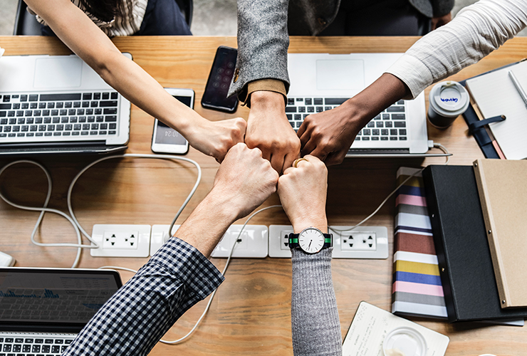 Polska należy do krajów o najniższym poziomie zaangażowania pracowników w Europie. Z raportu Gallupa State of the Global Workplace 2026 wynika, że jedynie 8 proc. polskich pracowników deklaruje zaangażowanie w wykonywaną pracę. To wynik znacząco niższy od średniej europejskiej wynoszącej 12 proc. oraz światowej, która sięga 20 proc. Zanotowano spadek o 2 punkty procentowe w porównaniu z poprzednim rokiem. Jest to jeden z najniższych wskaźników w całej Europie. Globalne badania Gallupa pokazują, że zaangażowanie pracowników spada, a głównym źródłem problemu jest kryzys przywództwa i relacji menedżer - pracownik. Dane z Polski potwierdzają ten kierunek. Raport Enpulse „Zaangażowanie 2025”, wskazuje, że największymi barierami zaangażowania są problemy z komunikacją w organizacji oraz brak zaufania do decyzji podejmowanych przez kierownictwo. Raporty podkreslają kluczową rolę menedżerów w budowaniu zaangażowanych zespołów. – Same kompetencje nie wystarczą. O sukcesie zespołów coraz częściej decyduje jakość współpracy – mówi Magdalena Górecka, autorka programu rozwojowego FOCUS w ADN Akademia. – Przez lata organizacje inwestowały głównie w rozwój wiedzy, umiejętności i technologii. To ważne, ale nie wystarczające. Doświadczenie pokazuje, że źródłem większości problemów nie jest brak wiedzy czy umiejętności, ale sposób, w jaki ludzie ze sobą współpracują. – Można mieć świetnie wykwalifikowanych specjalistów i nowoczesne narzędzia, a mimo to mierzyć się z niskim zaangażowaniem, konfliktami czy problemami komunikacyjnymi. Coraz częściej obserwujemy, że źródłem spadku zaangażowania nie jest sama praca, lecz doświadczenie pracy w zespole. Gdy pojawiają się bariery komunikacyjne, niejasności czy brak poczucia wpływu, motywacja szybko maleje. Dlatego organizacje powinny rozwijać nie tylko twarde kompetencje indywidualne, ale również kompetencje współpracy, które dziś stają się kluczowym źródłem przewagi konkurencyjnej. Zaufanie jako fundament efektywnego zespołu Choć organizacje inwestują w szkolenia, technologie i rozwój kompetencji, coraz więcej liderów dostrzega, że o skuteczności zespołu decyduje nie tylko poziom wiedzy pracowników, ale również sposób, w jaki ze sobą współpracują. Brak zaufania utrudnia otwartą komunikację, ogranicza inicjatywę pracowników i prowadzi do spadku zaangażowania. – Tam, gdzie kończy się zaufanie, zaczynają się koszty organizacyjne – podkreśla Magdalena Górecka. – Zaufanie jest fundamentem każdej efektywnej współpracy, ponieważ tworzy przestrzeń do otwartej komunikacji, wymiany pomysłów i konstruktywnego rozwiązywania problemów. Gdy ludzie ufają nawzajem sobie oraz swojemu liderowi, chętniej dzielą się opiniami, zgłaszają ryzyka, biorą odpowiedzialność i angażują się w realizację wspólnych celów. Brak zaufania uruchamia natomiast mechanizmy obronne. Pracownicy zaczynają skupiać się na ochronie własnej pozycji, unikają trudnych rozmów, ograniczają inicjatywę i niechętnie przyznają się do błędów. W efekcie spada jakość współpracy, wydłuża się proces podejmowania decyzji, a organizacja traci zdolność do szybkiego reagowania na zmiany. – W pracy zespołowej zaufanie nie jest miękkim dodatkiem do biznesu, lecz warunkiem skutecznej współpracy i osiągania trwałych wyników. To właśnie ono pozwala budować kulturę, w której ludzie działają razem, a nie obok siebie – dodaje ekspertka. Efektywność zaczyna się od współpracy Nawet najbardziej kompetentni pracownicy nie osiągną pełni swojego potencjału, jeśli funkcjonują w środowisku, w którym brakuje otwartości, poczucia wspólnego celu czy odpowiedzialności za wyniki zespołu. Coraz więcej organizacji poszukuje dziś metod, które pomagają diagnozować źródła problemów we współpracy i przekładać je na konkretne działania rozwojowe. Jednym z takich narzędzi jest model FOCUS, opracowany przez ADN Akademia. Wspiera on liderów i zespoły w pracy nad pięcioma kluczowymi obszarami współpracy: zaufaniem, otwartością, zaangażowaniem, odpowiedzialnością i orientacją na wyniki. – Zaangażowanie nie pojawia się przez przypadek. Jest efektem świadomie budowanej kultury współpracy – podkreśla Magdalena Górecka. – Budowanie efektywnego zespołu nie wymaga od liderów rewolucji. Największą różnicę przynoszą często codzienne działania: jasne komunikowanie oczekiwań, regularny dialog z zespołem, otwartość na informację zwrotną i konsekwentne budowanie odpowiedzialności za wspólne cele. Ważnym krokiem jest także wzmacnianie poczucia wspólnego celu. Ludzie angażują się znacznie bardziej wtedy, gdy rozumieją, dlaczego wykonują określone zadania i jaki mają wpływ na wyniki całej organizacji. Kluczowe jest również budowanie odpowiedzialności poprzez jasne oczekiwania, przejrzyste zasady współpracy oraz wspólne ustalanie zobowiązań. Odpowiedzialność polega na tworzeniu środowiska, w którym każdy wie, za co odpowiada i ma realny wpływ na rezultat. – Trwała poprawa efektywności zespołu pojawia się wtedy, gdy lider świadomie rozwija wszystkie obszary współpracy – zaufanie, otwartość, zaangażowanie, odpowiedzialność i orientację na wyniki. Wówczas zespół nie tylko osiąga lepsze rezultaty, ale również staje się bardziej odporny na zmiany i wyzwania biznesowe – podsumowuje Magdalena Górecka. Organizacje, które świadomie rozwijają kulturę współpracy, budują przewagę nie tylko w obszarze wyników biznesowych, ale również retencji pracowników, odporności na zmiany oraz zdolności do realizacji długoterminowych celów. W świecie, w którym kompetencje techniczne coraz szybciej się dezaktualizują, to właśnie jakość współpracy, poziom zaufania i zdolność do wspólnego działania stają się jednym z najważniejszych źródeł przewagi konkurencyjnej organizacji.