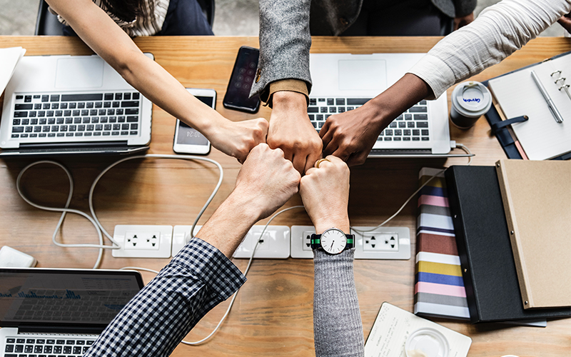 Polska należy do krajów o najniższym poziomie zaangażowania pracowników w Europie. Z raportu Gallupa State of the Global Workplace 2026 wynika, że jedynie 8 proc. polskich pracowników deklaruje zaangażowanie w wykonywaną pracę. To wynik znacząco niższy od średniej europejskiej wynoszącej 12 proc. oraz światowej, która sięga 20 proc. Zanotowano spadek o 2 punkty procentowe w porównaniu z poprzednim rokiem. Jest to jeden z najniższych wskaźników w całej Europie. Globalne badania Gallupa pokazują, że zaangażowanie pracowników spada, a głównym źródłem problemu jest kryzys przywództwa i relacji menedżer - pracownik. Dane z Polski potwierdzają ten kierunek. Raport Enpulse „Zaangażowanie 2025”, wskazuje, że największymi barierami zaangażowania są problemy z komunikacją w organizacji oraz brak zaufania do decyzji podejmowanych przez kierownictwo. Raporty podkreslają kluczową rolę menedżerów w budowaniu zaangażowanych zespołów. – Same kompetencje nie wystarczą. O sukcesie zespołów coraz częściej decyduje jakość współpracy – mówi Magdalena Górecka, autorka programu rozwojowego FOCUS w ADN Akademia. – Przez lata organizacje inwestowały głównie w rozwój wiedzy, umiejętności i technologii. To ważne, ale nie wystarczające. Doświadczenie pokazuje, że źródłem większości problemów nie jest brak wiedzy czy umiejętności, ale sposób, w jaki ludzie ze sobą współpracują. – Można mieć świetnie wykwalifikowanych specjalistów i nowoczesne narzędzia, a mimo to mierzyć się z niskim zaangażowaniem, konfliktami czy problemami komunikacyjnymi. Coraz częściej obserwujemy, że źródłem spadku zaangażowania nie jest sama praca, lecz doświadczenie pracy w zespole. Gdy pojawiają się bariery komunikacyjne, niejasności czy brak poczucia wpływu, motywacja szybko maleje. Dlatego organizacje powinny rozwijać nie tylko twarde kompetencje indywidualne, ale również kompetencje współpracy, które dziś stają się kluczowym źródłem przewagi konkurencyjnej. Zaufanie jako fundament efektywnego zespołu Choć organizacje inwestują w szkolenia, technologie i rozwój kompetencji, coraz więcej liderów dostrzega, że o skuteczności zespołu decyduje nie tylko poziom wiedzy pracowników, ale również sposób, w jaki ze sobą współpracują. Brak zaufania utrudnia otwartą komunikację, ogranicza inicjatywę pracowników i prowadzi do spadku zaangażowania. – Tam, gdzie kończy się zaufanie, zaczynają się koszty organizacyjne – podkreśla Magdalena Górecka. – Zaufanie jest fundamentem każdej efektywnej współpracy, ponieważ tworzy przestrzeń do otwartej komunikacji, wymiany pomysłów i konstruktywnego rozwiązywania problemów. Gdy ludzie ufają nawzajem sobie oraz swojemu liderowi, chętniej dzielą się opiniami, zgłaszają ryzyka, biorą odpowiedzialność i angażują się w realizację wspólnych celów. Brak zaufania uruchamia natomiast mechanizmy obronne. Pracownicy zaczynają skupiać się na ochronie własnej pozycji, unikają trudnych rozmów, ograniczają inicjatywę i niechętnie przyznają się do błędów. W efekcie spada jakość współpracy, wydłuża się proces podejmowania decyzji, a organizacja traci zdolność do szybkiego reagowania na zmiany. – W pracy zespołowej zaufanie nie jest miękkim dodatkiem do biznesu, lecz warunkiem skutecznej współpracy i osiągania trwałych wyników. To właśnie ono pozwala budować kulturę, w której ludzie działają razem, a nie obok siebie – dodaje ekspertka. Efektywność zaczyna się od współpracy Nawet najbardziej kompetentni pracownicy nie osiągną pełni swojego potencjału, jeśli funkcjonują w środowisku, w którym brakuje otwartości, poczucia wspólnego celu czy odpowiedzialności za wyniki zespołu. Coraz więcej organizacji poszukuje dziś metod, które pomagają diagnozować źródła problemów we współpracy i przekładać je na konkretne działania rozwojowe. Jednym z takich narzędzi jest model FOCUS, opracowany przez ADN Akademia. Wspiera on liderów i zespoły w pracy nad pięcioma kluczowymi obszarami współpracy: zaufaniem, otwartością, zaangażowaniem, odpowiedzialnością i orientacją na wyniki. – Zaangażowanie nie pojawia się przez przypadek. Jest efektem świadomie budowanej kultury współpracy – podkreśla Magdalena Górecka. – Budowanie efektywnego zespołu nie wymaga od liderów rewolucji. Największą różnicę przynoszą często codzienne działania: jasne komunikowanie oczekiwań, regularny dialog z zespołem, otwartość na informację zwrotną i konsekwentne budowanie odpowiedzialności za wspólne cele. Ważnym krokiem jest także wzmacnianie poczucia wspólnego celu. Ludzie angażują się znacznie bardziej wtedy, gdy rozumieją, dlaczego wykonują określone zadania i jaki mają wpływ na wyniki całej organizacji. Kluczowe jest również budowanie odpowiedzialności poprzez jasne oczekiwania, przejrzyste zasady współpracy oraz wspólne ustalanie zobowiązań. Odpowiedzialność polega na tworzeniu środowiska, w którym każdy wie, za co odpowiada i ma realny wpływ na rezultat. – Trwała poprawa efektywności zespołu pojawia się wtedy, gdy lider świadomie rozwija wszystkie obszary współpracy – zaufanie, otwartość, zaangażowanie, odpowiedzialność i orientację na wyniki. Wówczas zespół nie tylko osiąga lepsze rezultaty, ale również staje się bardziej odporny na zmiany i wyzwania biznesowe – podsumowuje Magdalena Górecka. Organizacje, które świadomie rozwijają kulturę współpracy, budują przewagę nie tylko w obszarze wyników biznesowych, ale również retencji pracowników, odporności na zmiany oraz zdolności do realizacji długoterminowych celów. W świecie, w którym kompetencje techniczne coraz szybciej się dezaktualizują, to właśnie jakość współpracy, poziom zaufania i zdolność do wspólnego działania stają się jednym z najważniejszych źródeł przewagi konkurencyjnej organizacji.